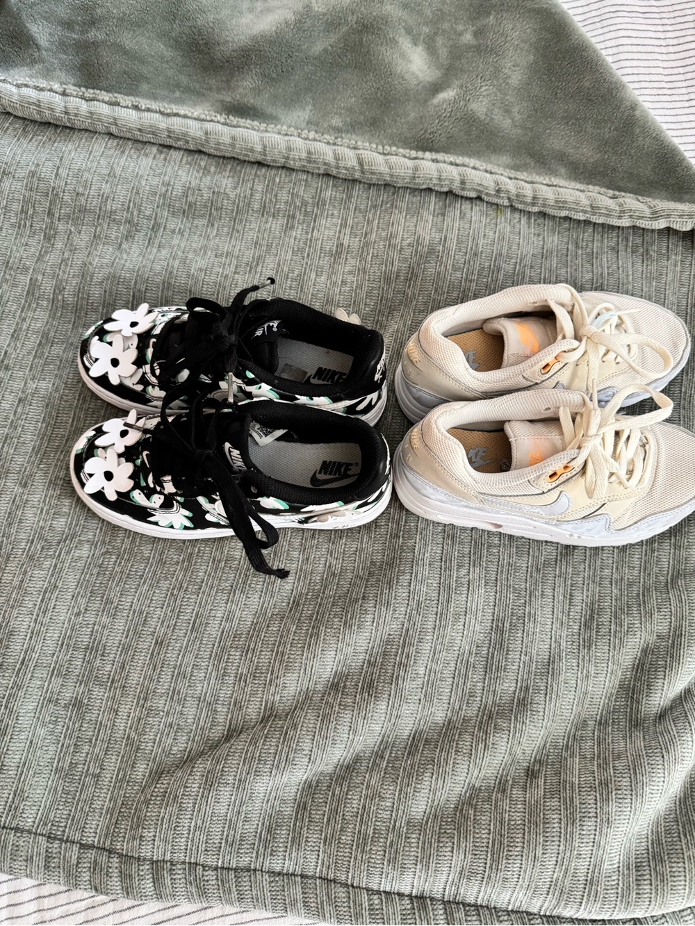 Bundle of 2 pairs girls’ Nike Air Max - Picture 2 of 12